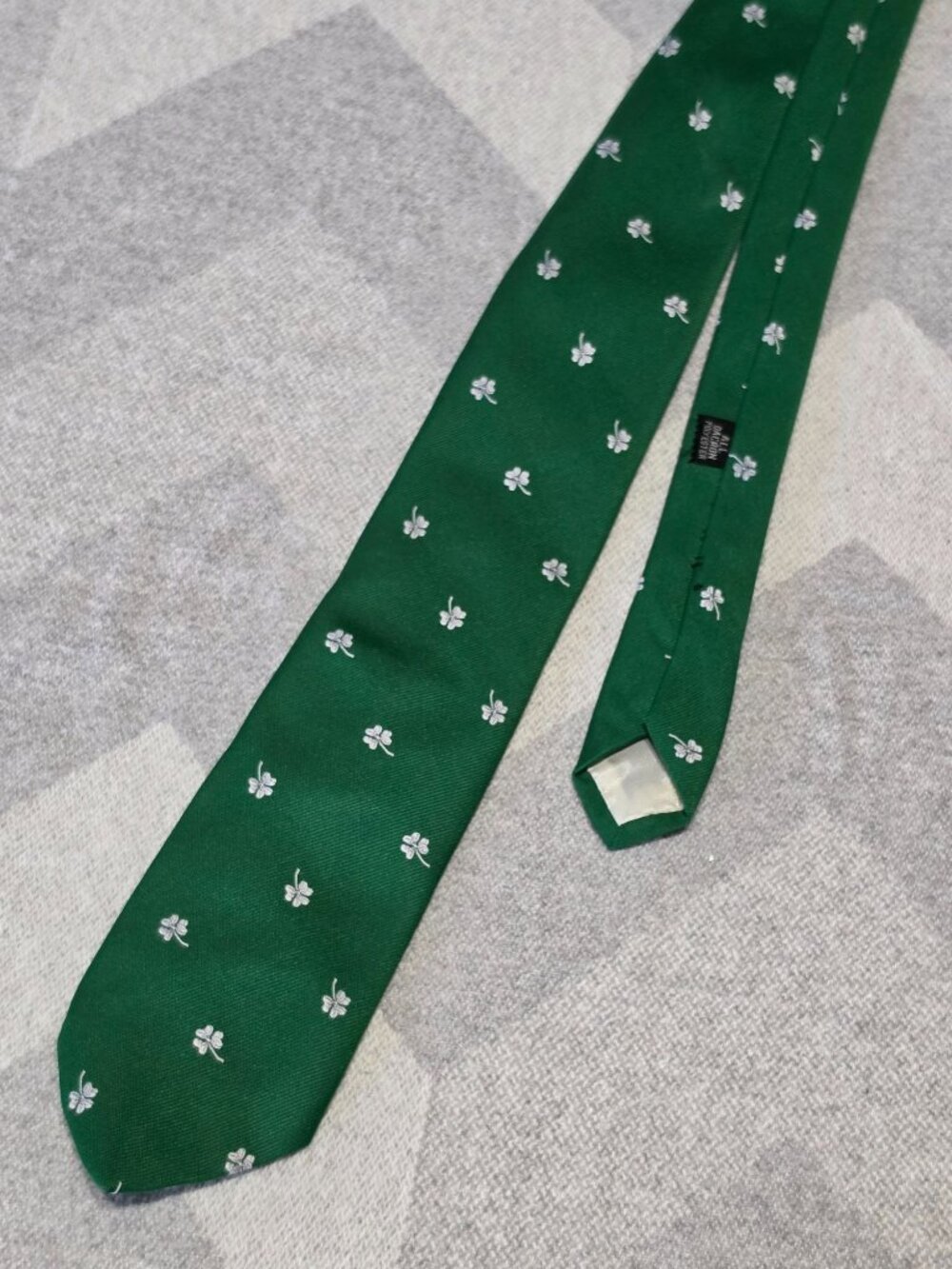 Green Polyester Necktie With White Shamrock Pattern 4 Inches Wide Classic St. Pa